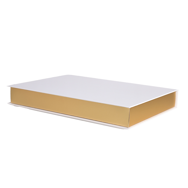Minimalistisch-elegante Geschenkbox aus weißem, formstabilem Karton mit goldmetallicfarbenem Boden für hochwertige Lebensmittelverpackungen.